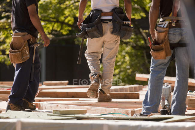 Плотники, работающие на строительной площадке — стоковое фото