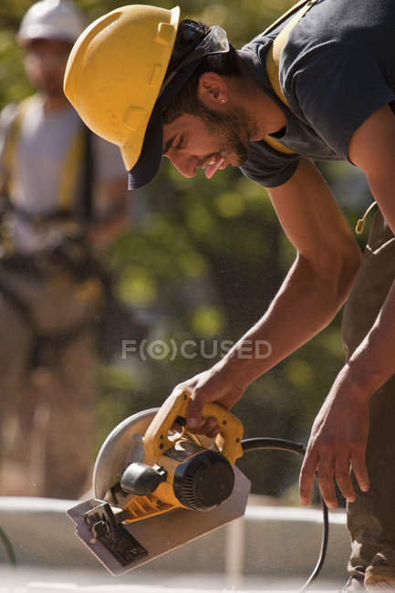 Tischler mit Kreissäge auf einer Baustelle — Stockfoto