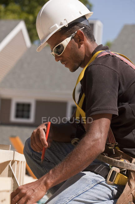 Mesures de contrôle de charpentier avec triangle sur un chantier de construction — Photo de stock