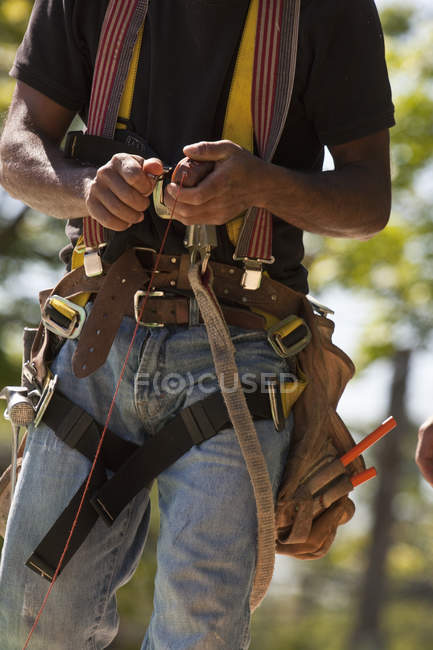 Carpintero usando una línea de tiza en un sitio de construcción - foto de stock