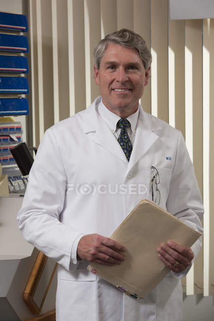 Oftalmologista examinando um relatório médico na clínica — Fotografia de Stock