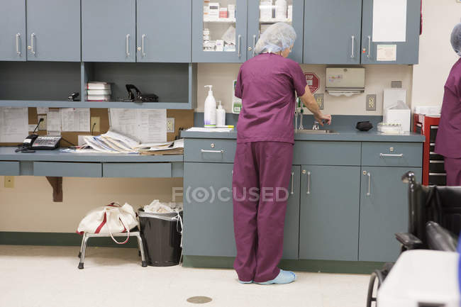 Женщина-медсестра моет руки — стоковое фото