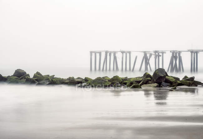 Foggy conditions on Atlantic City beach ; Atlantic City, New Jersey, États-Unis d'Amérique — Photo de stock