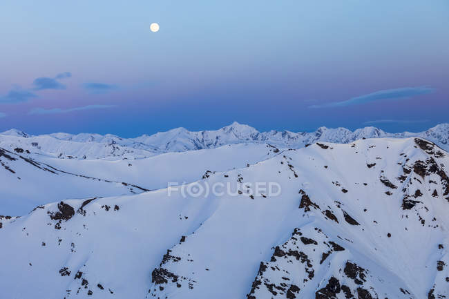 Vue panoramique sur les montagnes enneigées de l'Alaska Range ; Alaska, États-Unis d'Amérique — Photo de stock