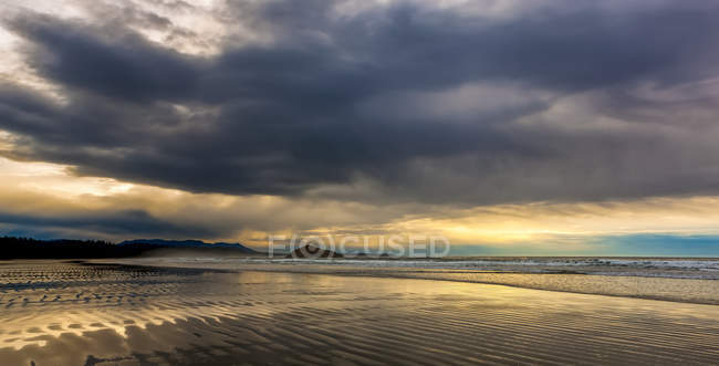 Long Beach and Incinerator Rock at sunset, Vancouver Island; British Columbia, Canada — Stock Photo