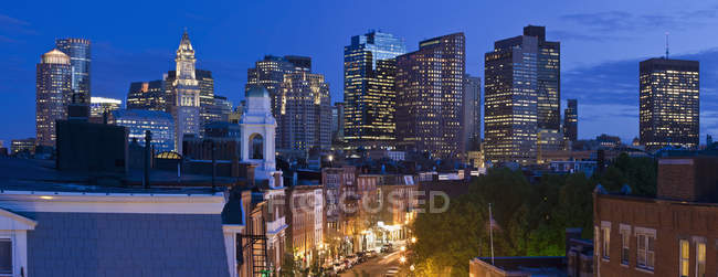 Edifícios iluminados à noite em uma cidade, Hanover Street, Boston, Massachusetts, EUA — Fotografia de Stock