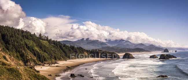 Beach extend from Ecola State Park to Arch Cape on the Oregon Coast, Crescent Beach and Canon Beach; Cannon Beach, Oregon, United States of America — Stock Photo
