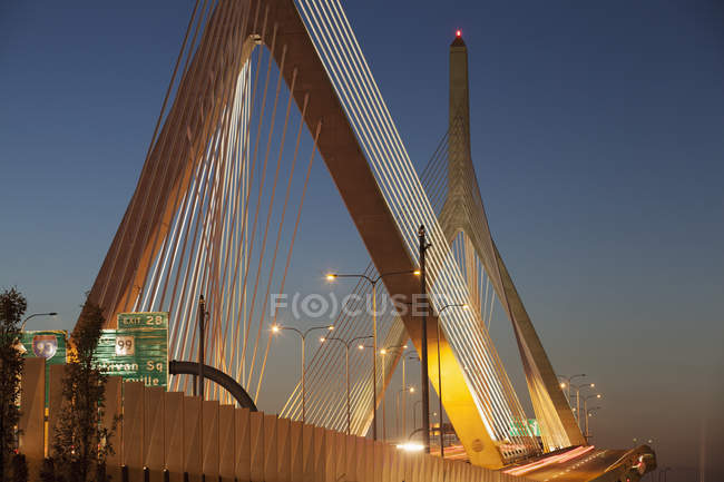 Ponte sospeso illuminato al crepuscolo, Leonard P. Zakim Bunker Hill Bridge, Boston, Massachusetts, USA — Foto stock
