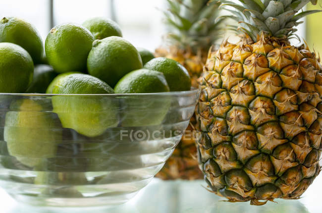 Ananas e lime su un bancone; Kihei, Maui, Hawaii, Stati Uniti d'America — Foto stock