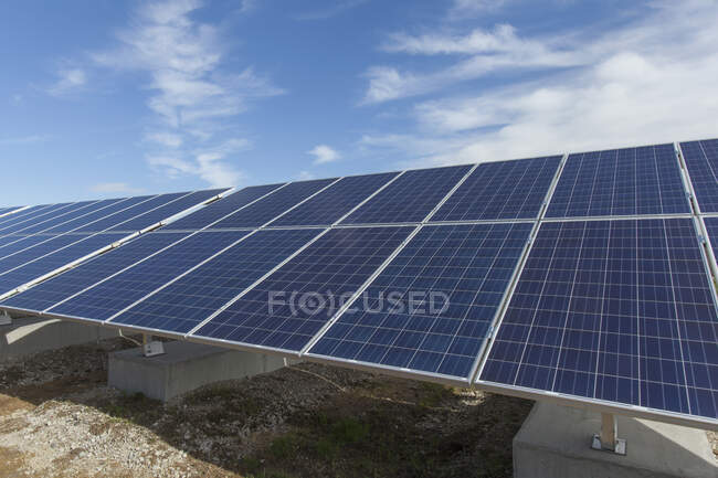 Vue panoramique du réseau photovoltaïque solaire — Photo de stock