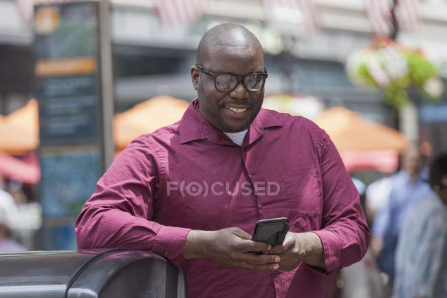 Mann mit Suchtgift mit Handy auf der Straße — Stockfoto