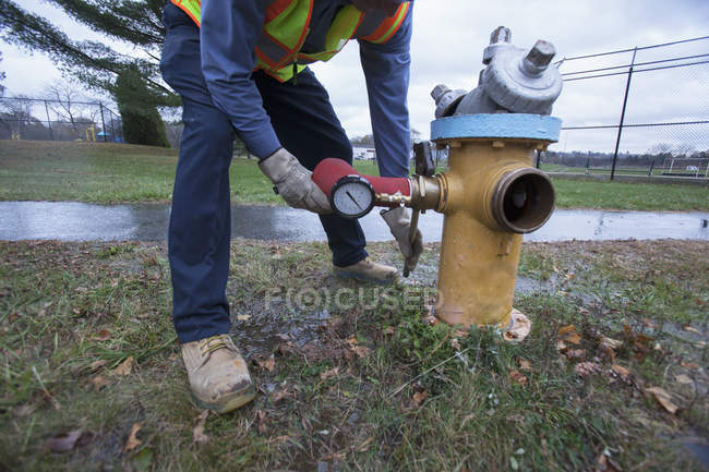 Zugeschnittenes Bild eines Technikers der Wasserbehörde beim Entfernen eines Spüladapters — Stockfoto
