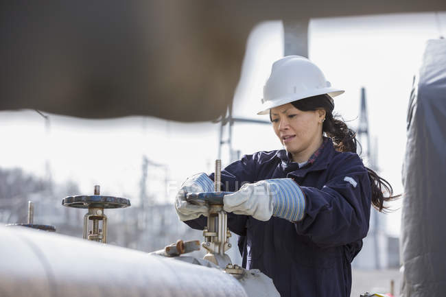 Инженер-женщина регулирует клапаны воды на электростанции — стоковое фото