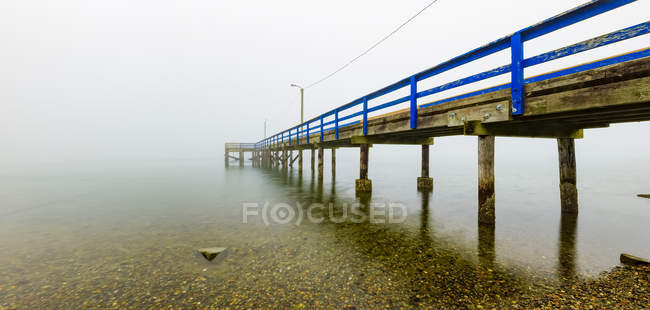 Pier im Nebel am Halbmondstrand; surrey, britisch columbia, canada — Stockfoto