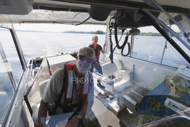 Dos ingenieros en barco de servicio se preparan para tomar muestras de agua del suministro público de agua - foto de stock