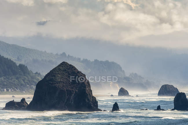 Haystack Rock est un repère important à Cannon Beach sur la côte de l'Oregon ; Cannon Beach, Oregon, États-Unis d'Amérique — Photo de stock