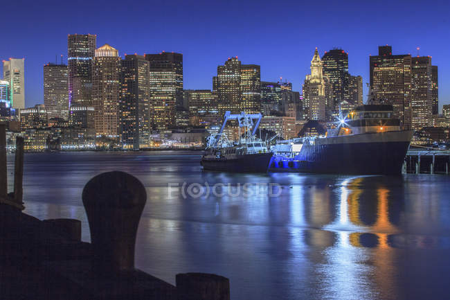 Vista del puerto de Boston desde East Boston, Boston, Massachusetts, EE.UU. - foto de stock
