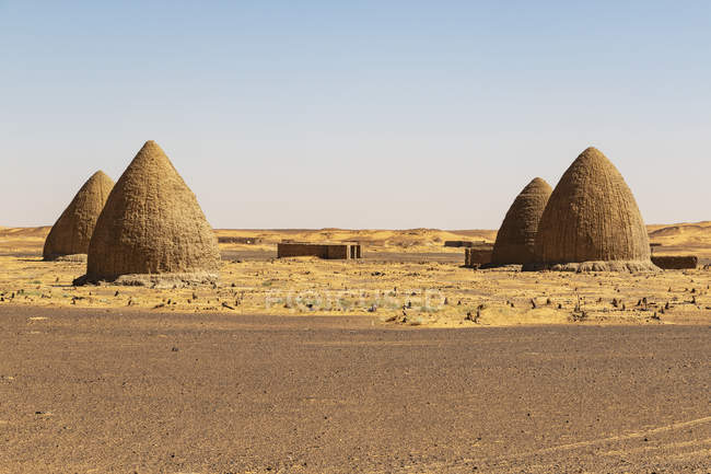 Islamic cemetery with qubbas; Old Dongola, Northern State, Sudan — Stock Photo