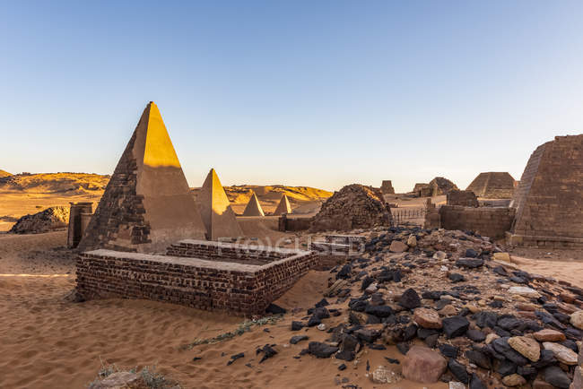 Pirámides en el cementerio norte de Begarawiyah, Meroe, estado del norte, Sudán - foto de stock