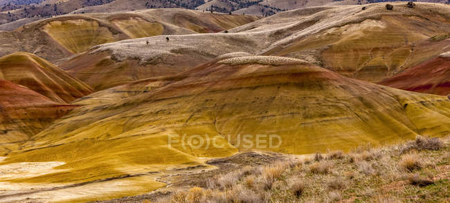 Vue panoramique sur Painted Hills, John Day Fossil Beds National Monument ; Oregon, États-Unis d'Amérique — Photo de stock