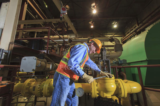Инженер по электростанции, инспектирующий конденсаторные трубы — стоковое фото