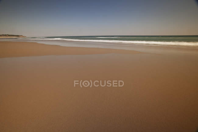 Blick auf den leeren Sandstrand und das Meer — Stockfoto