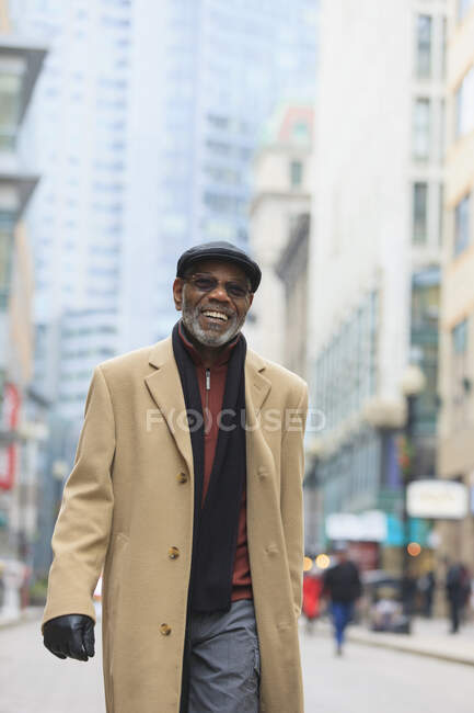 Man walking down city street, Boston, Contea di Suffolk, Massachusetts, USA — Foto stock