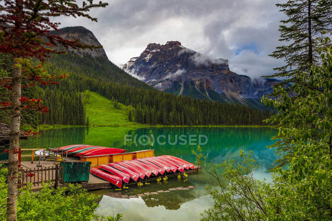 Vue panoramique du lac Emerald et du pont naturel, parc national Yoho ; Colombie-Britannique, Canada — Photo de stock