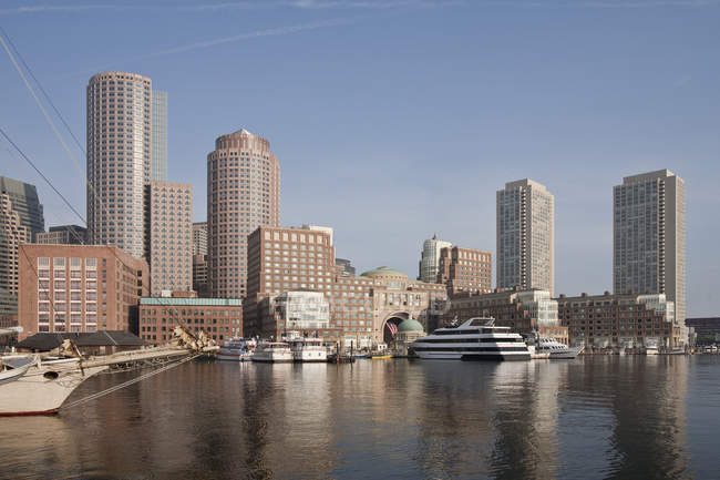 Bateaux avec quartier financier sur un port, Rowes Wharf, Boston Harbor, Boston, Massachusetts, USA — Photo de stock