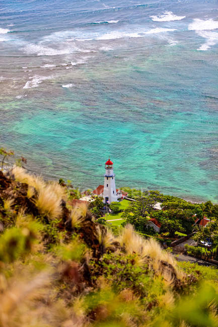 Faro a lo largo de la costa de Oahu; Oahu, Hawaii, Estados Unidos de América - foto de stock