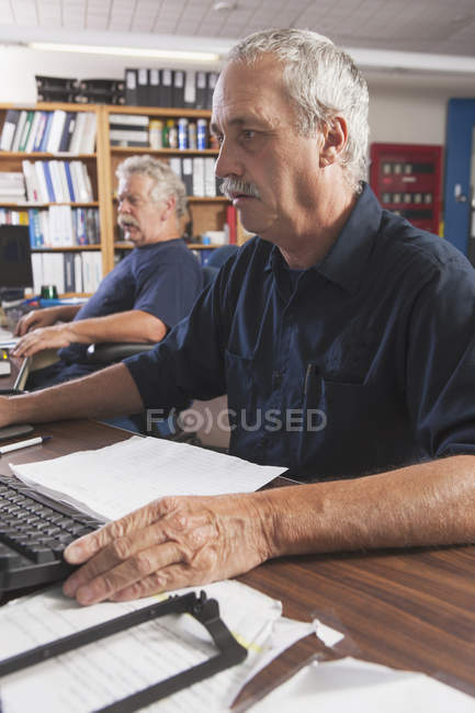 Dois engenheiros em computadores iniciando a estação de tratamento de água no programa de controle de supervisão e aquisição de dados — Fotografia de Stock