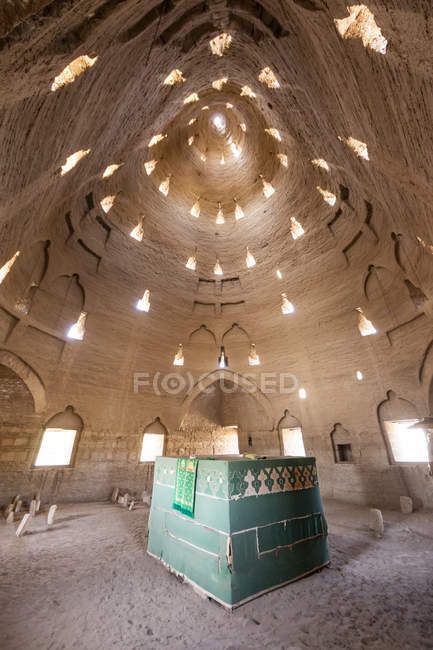 Innenraum des Mausoleums eines Sufi-Heiligen aus Lehmziegeln; koyeka, nördlicher Bundesstaat, sudan — Stockfoto