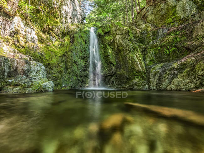 Wasserfall über grüne, bemooste Klippe; saint john, new brunswick, canada — Stockfoto