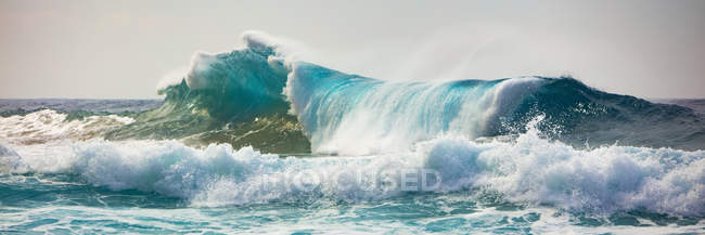 Vue panoramique d'une énorme vague mousseuse dans l'océan — Photo de stock