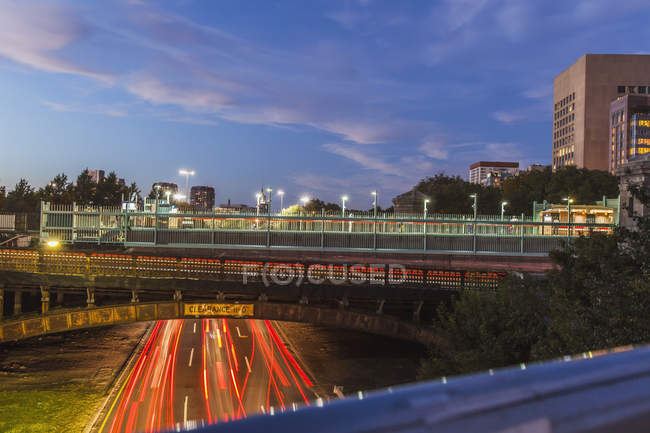 Streifen von Ampeln auf der Straße unter einer Brücke, Charles Street, charles mgh station, longfellow bridge, boston, massachusetts, usa — Stockfoto