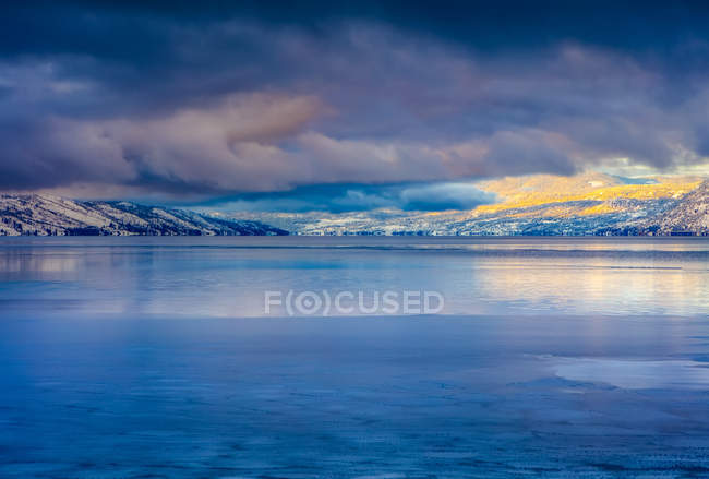 Vista panorámica del lago Okanagan al atardecer; Kelowna, Columbia Británica, Canadá - foto de stock