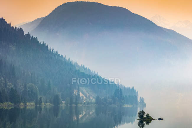 Восход солнца через дымовую зону во время лесных пожаров; Британская Колумбия, Канада — стоковое фото
