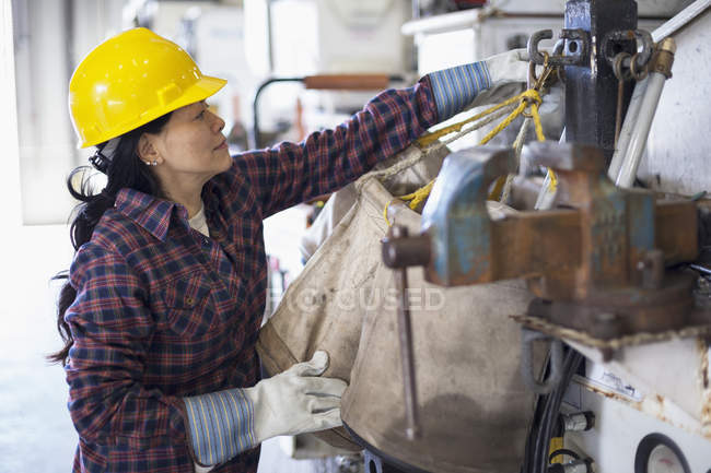 Ingegnere di potenza femminile di fissaggio attrezzature su camion secchio — Foto stock