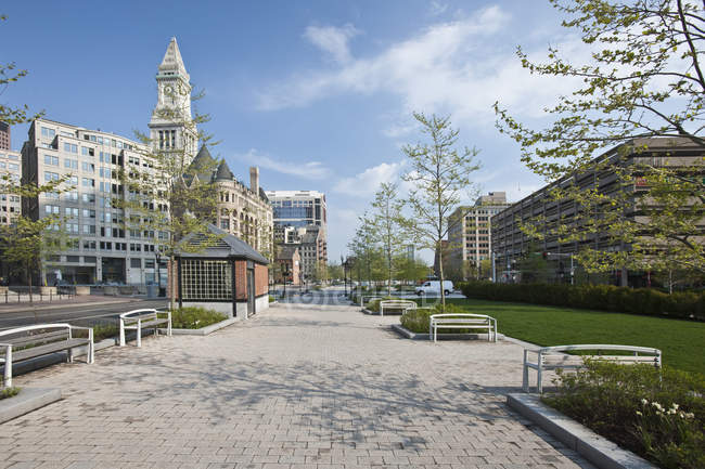Rose Kennedy Greenway avec Custom House Tower dans la ville, Boston, Massachusetts, USA — Photo de stock