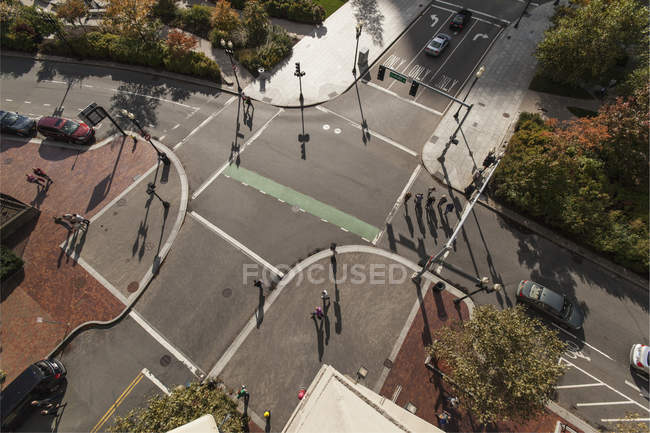 Personnes traversant la route, Atlantic Avenue, Boston, Massachusetts, USA — Photo de stock