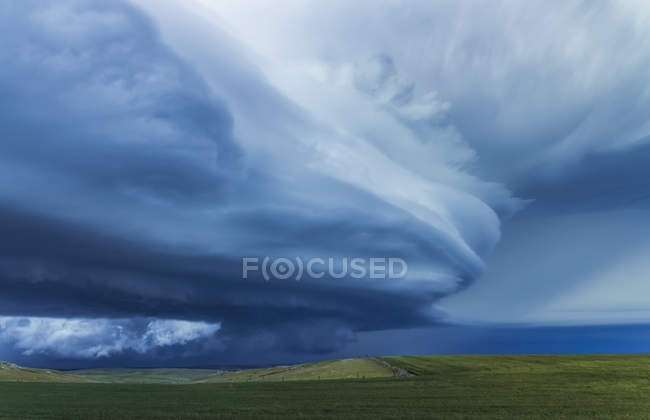 Dramatic dark storm clouds over farmland; Guymon, Oklahoma, Estados Unidos da América — Fotografia de Stock