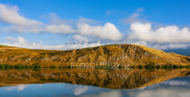Imagem espelhada da paisagem no Lago Hayes; South Island, Nova Zelândia — Fotografia de Stock