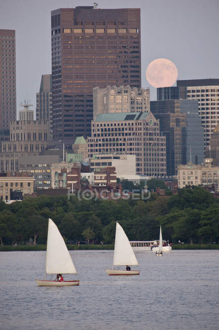 Veleiros com uma cidade à beira-mar, Charles River, Back Bay, Boston, Massachusetts, EUA — Fotografia de Stock