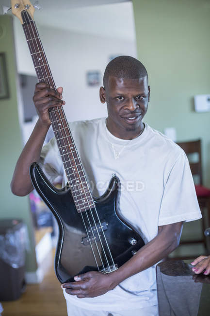 Mann mit Williams-Syndrom spielt Gitarre — Stockfoto