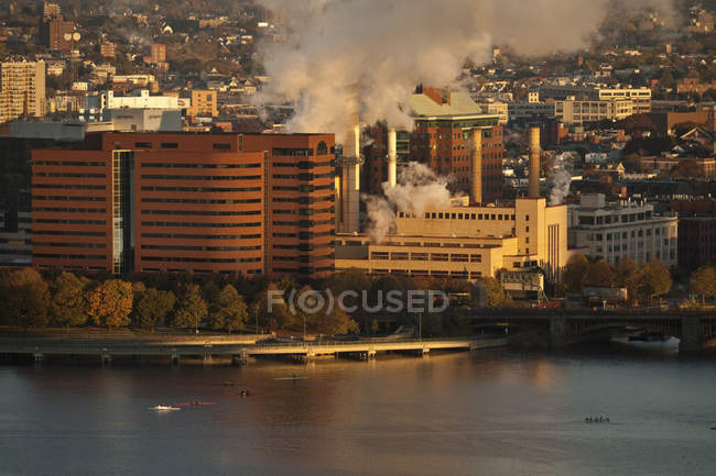 Высокоугольный вид электростанции на берегу реки, Кембридж, Чарльз-Ривер, Бостон, Массачусетс, США — стоковое фото