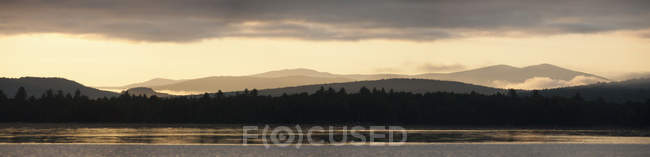 Nascer do sol sobre o Lago Umbagog, Maine, EUA — Fotografia de Stock