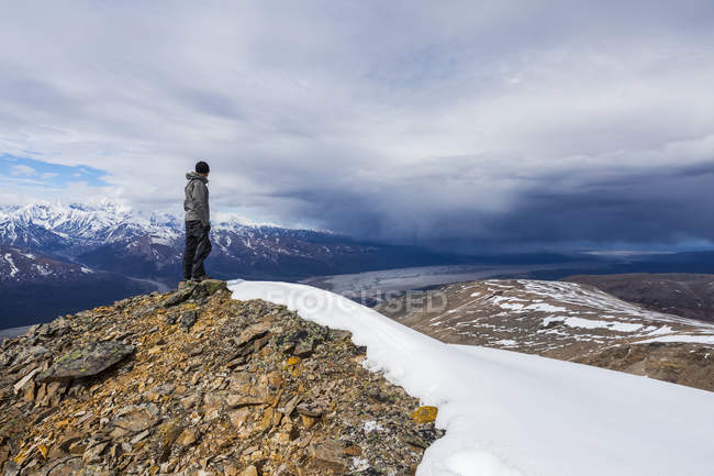 Scenic view tourist at covered in snow mountains at Alaska Range; Alaska, United States of America — Stock Photo