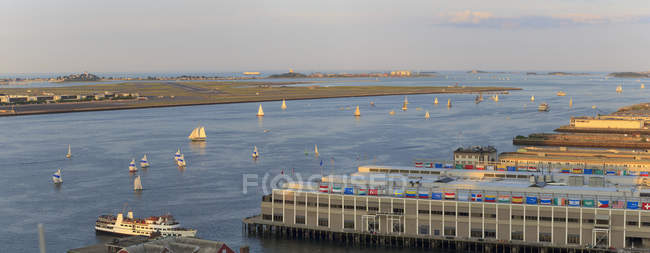 Сайлботы в гавани Бостона с аэропортом Логан и Уинтроп-энд-Дир Айленд, Бостон, штат Массачусетс, США — стоковое фото