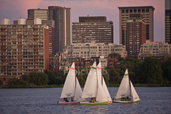 Veleros con una ciudad en el paseo marítimo, Charles River, Back Bay, Boston, Massachusetts, EE.UU. - foto de stock