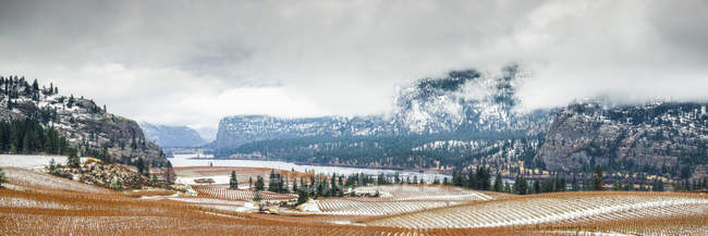 Panorama à points multiples des monts Cascade dans la vallée de l'Okanagan à l'automne avec neige hâtive ; Colombie-Britannique, Canada — Photo de stock